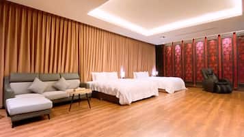 Deluxe Quadruple Room | Blackout drapes, soundproofing, free WiFi, bed sheets