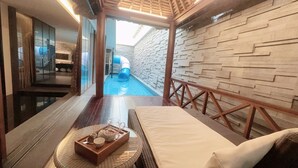 Ein moderner Wellnessraum mit Pool, Rutsche und einer Holzterrasse.
