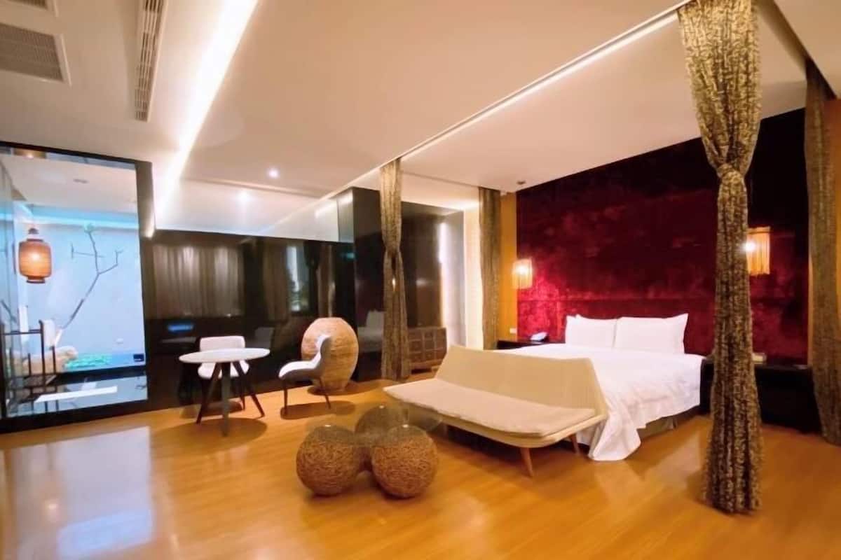 Blackout drapes, soundproofing, free WiFi, bed sheets