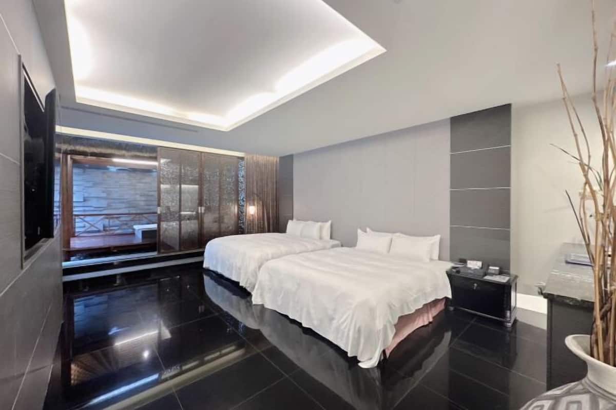 Blackout drapes, soundproofing, free WiFi, bed sheets