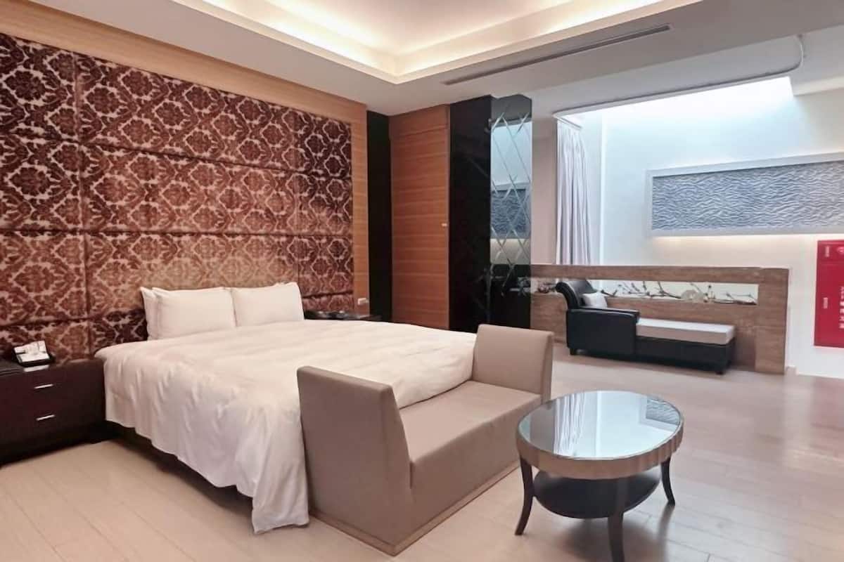 Blackout drapes, soundproofing, free WiFi, bed sheets