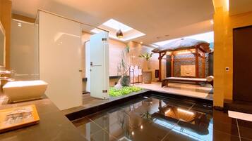 Luxury-Doppelzimmer (CRYSTAL) | Badezimmer | Badewanne und Dusche (separat), Whirlpool, Regendusche