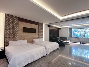 Presidential Quadruple Room | Blackout drapes, soundproofing, free WiFi, bed sheets - Orient Luxury Villa Motel (Huwei)