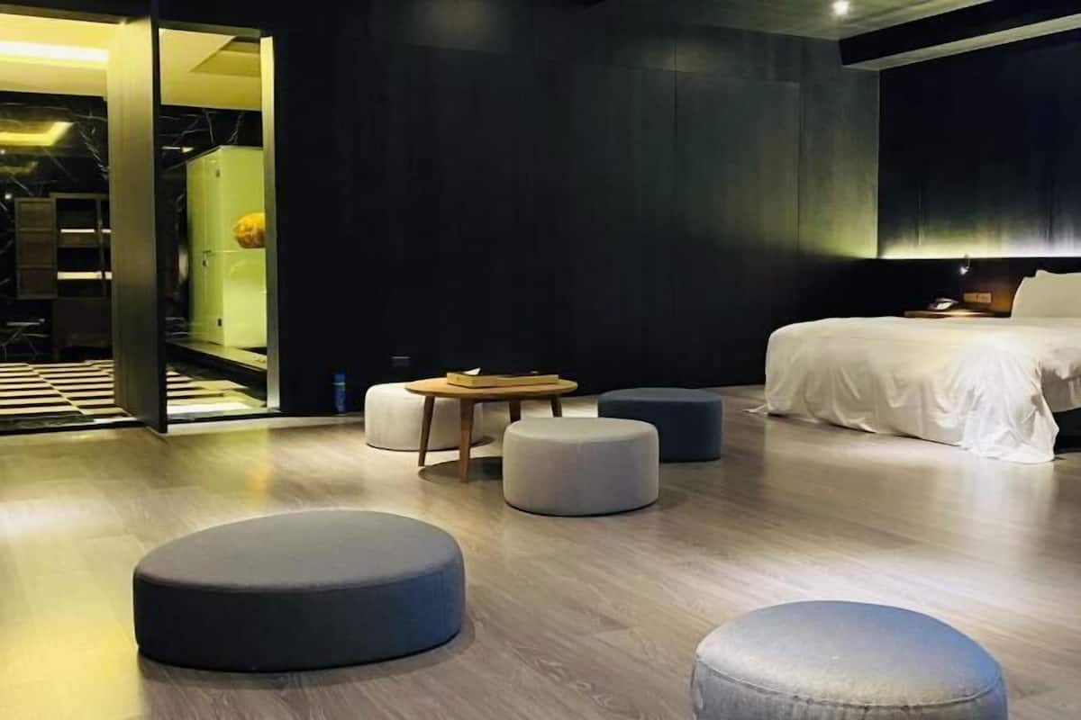 Cortinas blackout, quartos à prova de som, Wi-Fi de cortesia
