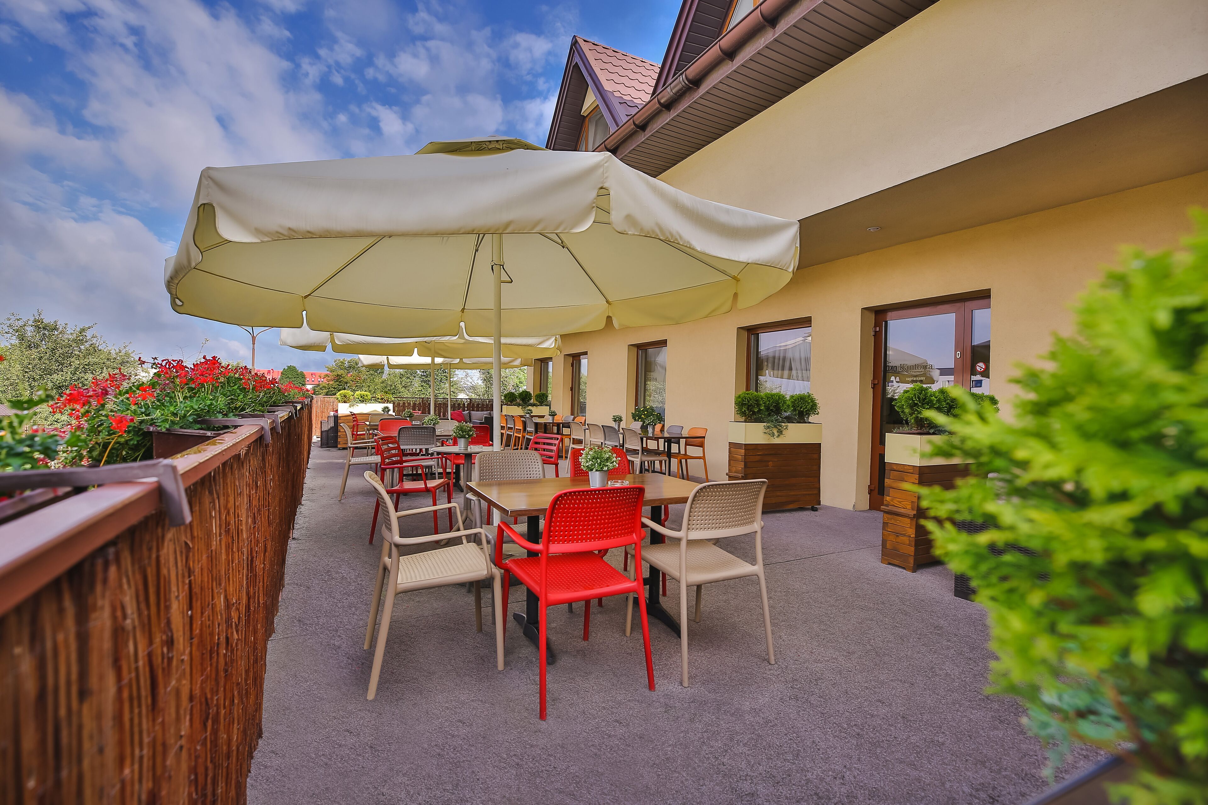 حيث تُقدم وجبات الإفطار، الغداء، العشاء، الأطباق المحلية