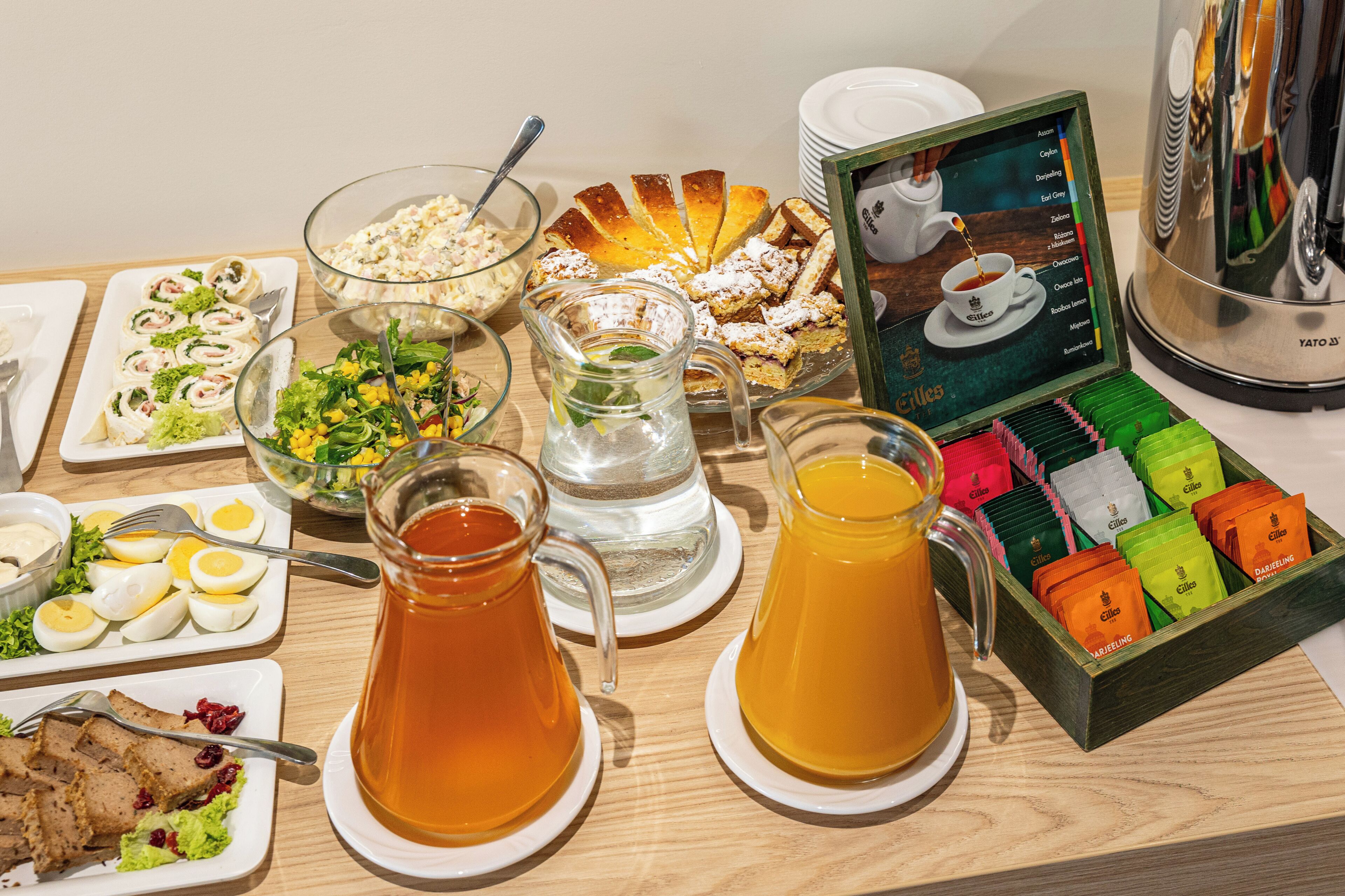 Un buffet de petit-déjeuner proposant divers plats, boissons et un assortiment de thés.