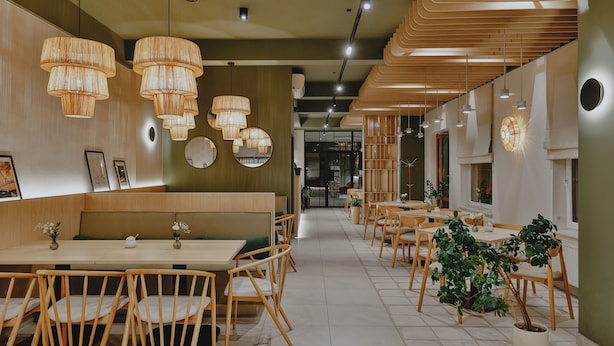 早餐，供應午餐和晚餐