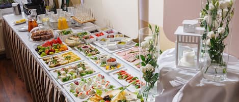 Desayuno buffet diario (PLN 40 por persona)