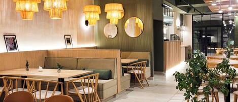 Petit déjeuner et déjeuner servis sur place, spécialités Cuisine locale