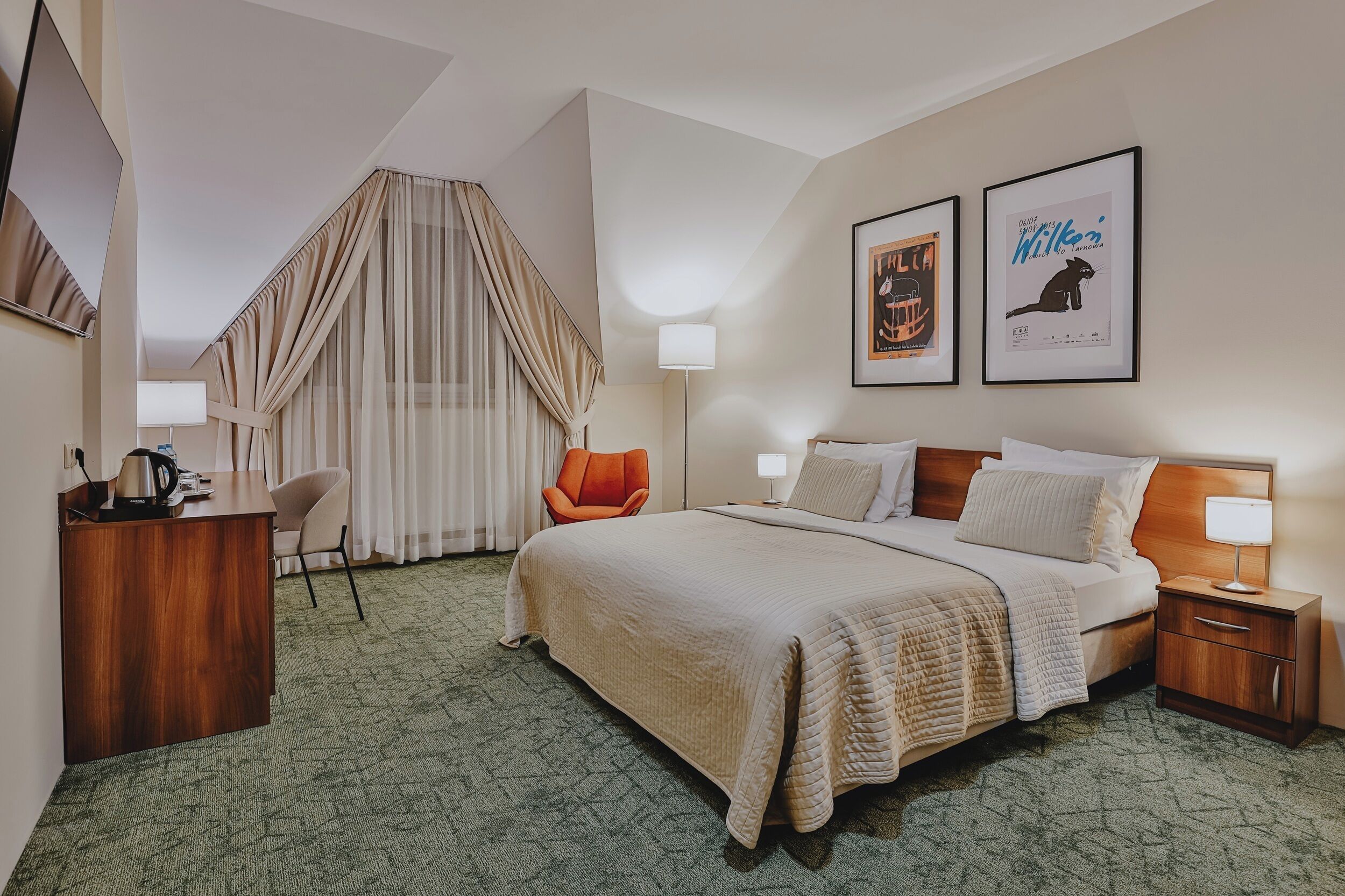 Deluxe Room, 1 King Bed | Premium bedding, in-room safe, desk, iron/ironing board