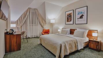 Deluxe Room, 1 King Bed | Premium bedding, in-room safe, desk, iron/ironing board