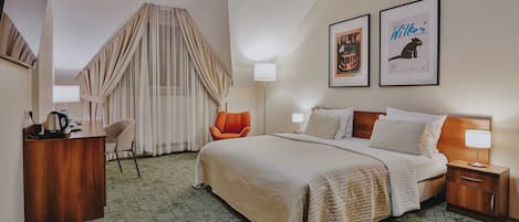 Habitación Deluxe, 1 cama King size | Ropa de cama de alta calidad y caja de seguridad en la habitación