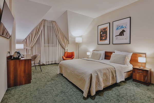 Premium bedding, in-room safe, desk, iron/ironing board
