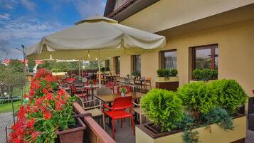 Breakfast, lunch, dinner served; local cuisine