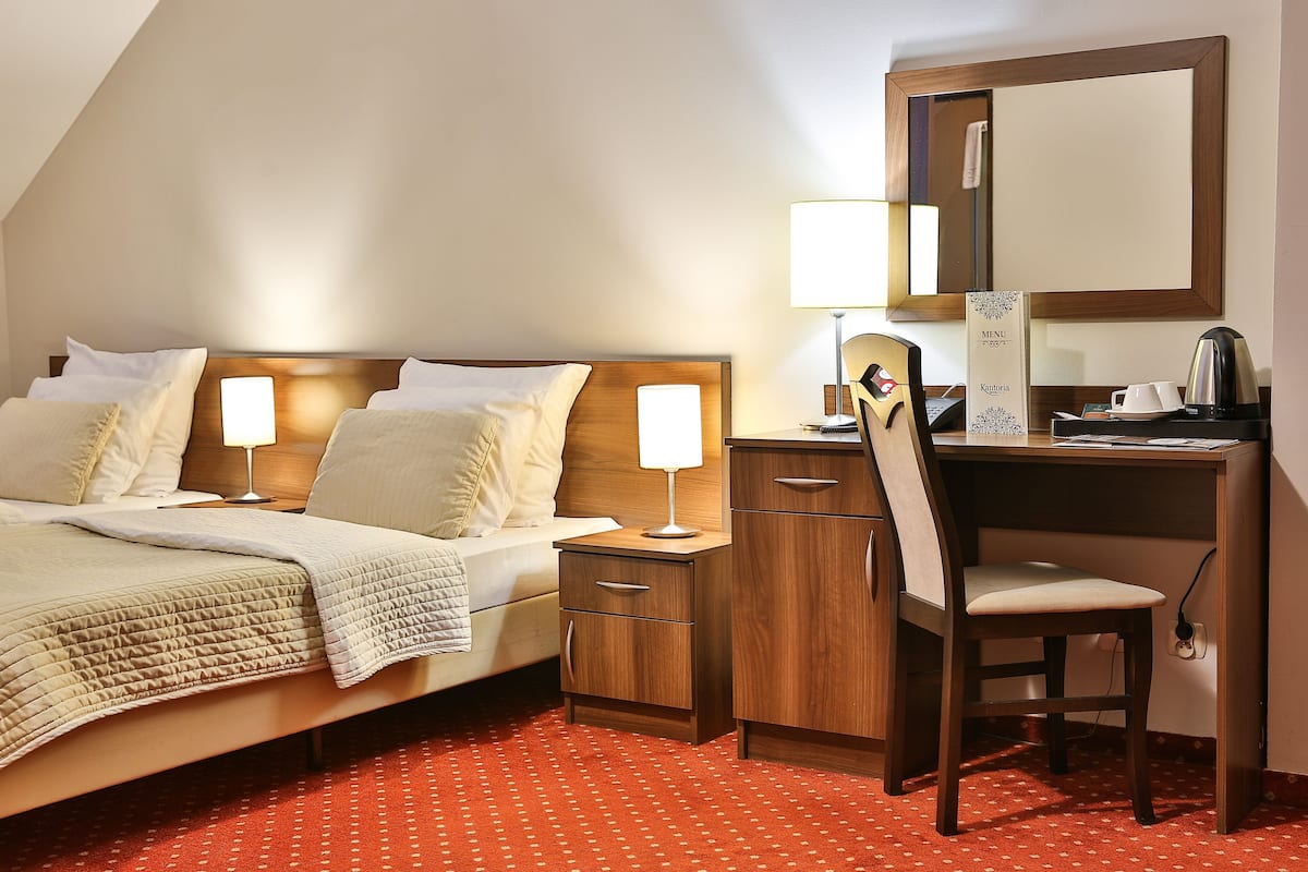 Comfort tweepersoonskamer | 1 slaapkamer, luxe beddengoed, een kluis op de kamer, een bureau
