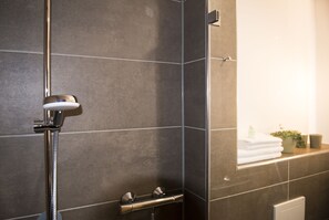 Singola Comfort | Bagno | Doccia, asciugacapelli, accappatoio, asciugamani