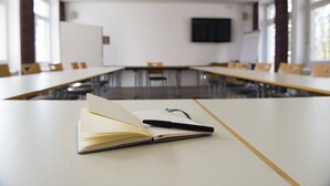 A conference room with a long table, chairs, and a whiteboard. - Haus Mariengrund (Münster)