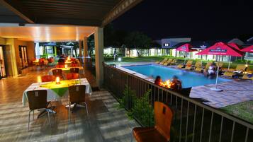 Se sirven desayunos, almuerzos, cenas y cocina local e internacional