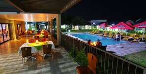 Breakfast, lunch, dinner served; local and international cuisine
