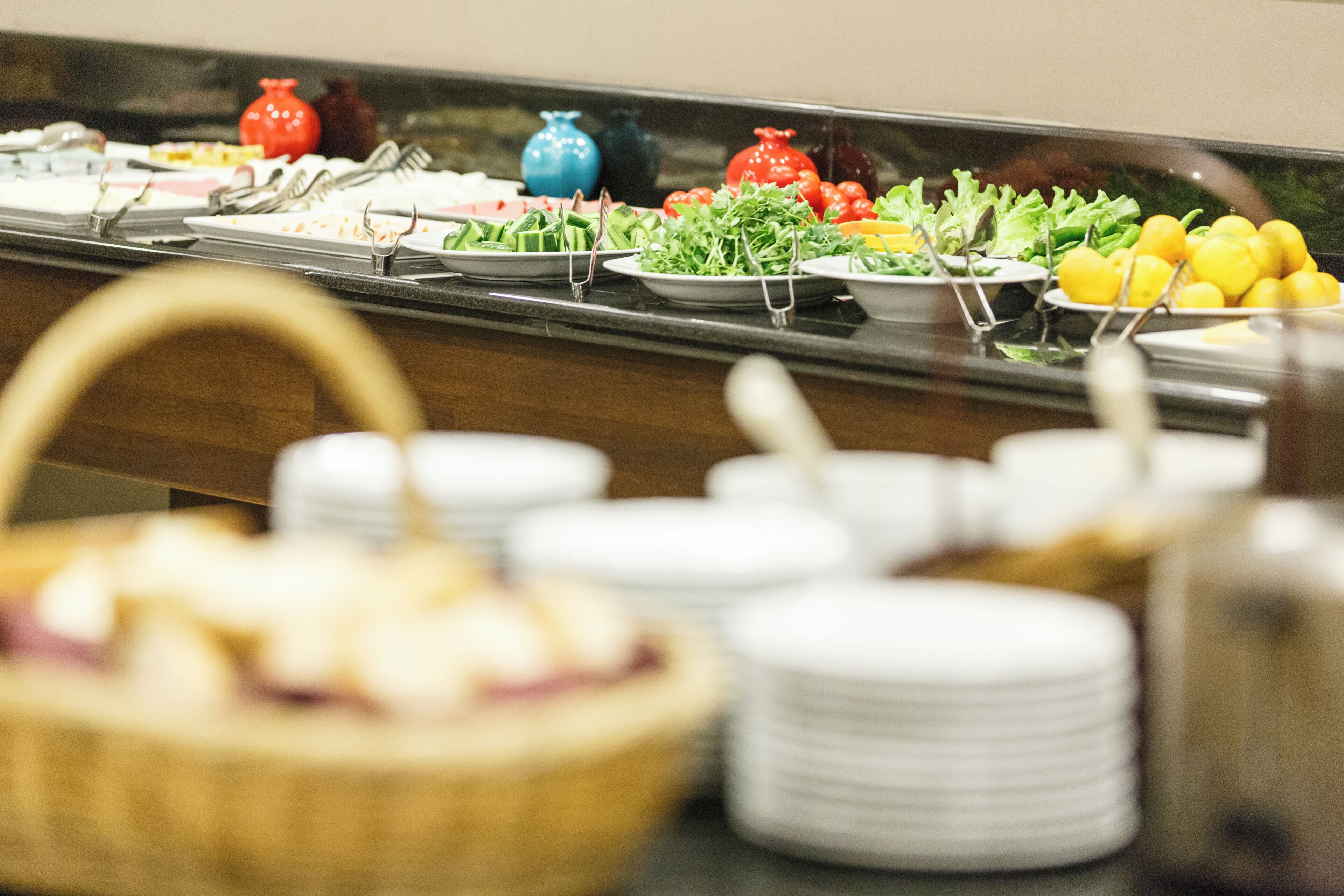 Un buffet proposant une variété de plats et d’ustensiles.