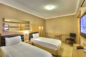 Minibar, ücretsiz kablosuz İnternet, çarşaf takımı 