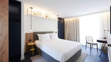 Cofres nos quartos, escrivaninha, quartos à prova de som