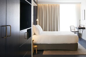 Safe på rommet, skrivebord, lydisolert og strykejern/-brett