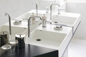 Dusj, toalettartikler (inkludert), hårføner og badekåper