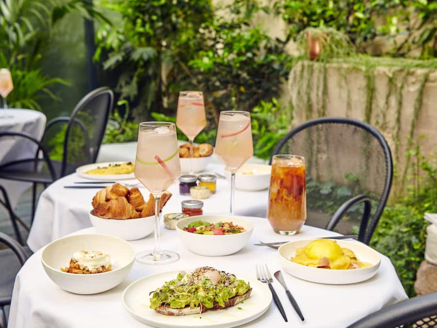 Tägliches kontinentales Frühstück (23 EUR pro Person)