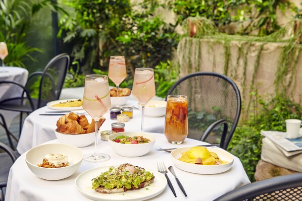 Tägliches kontinentales Frühstück (23 EUR pro Person)