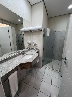 Een douche, gratis toiletartikelen, een haardroger, handdoeken