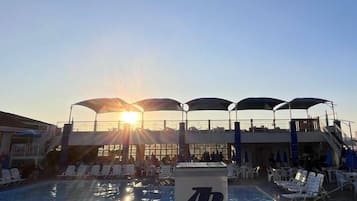 Indoor pool, 2 outdoor pools, pool loungers