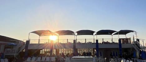 Inomhuspool, 2 utomhuspooler och solstolar