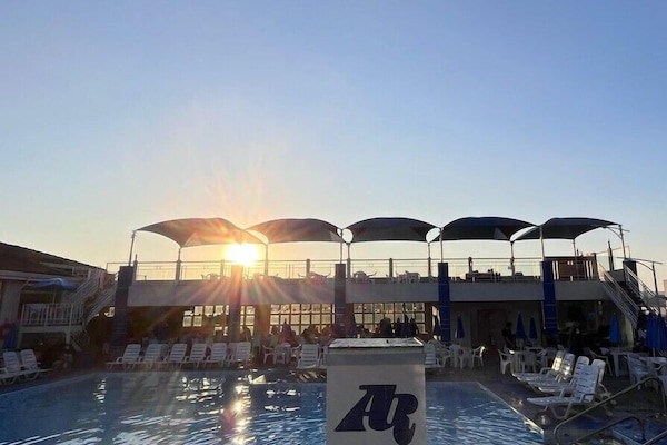Inomhuspool, 2 utomhuspooler och solstolar