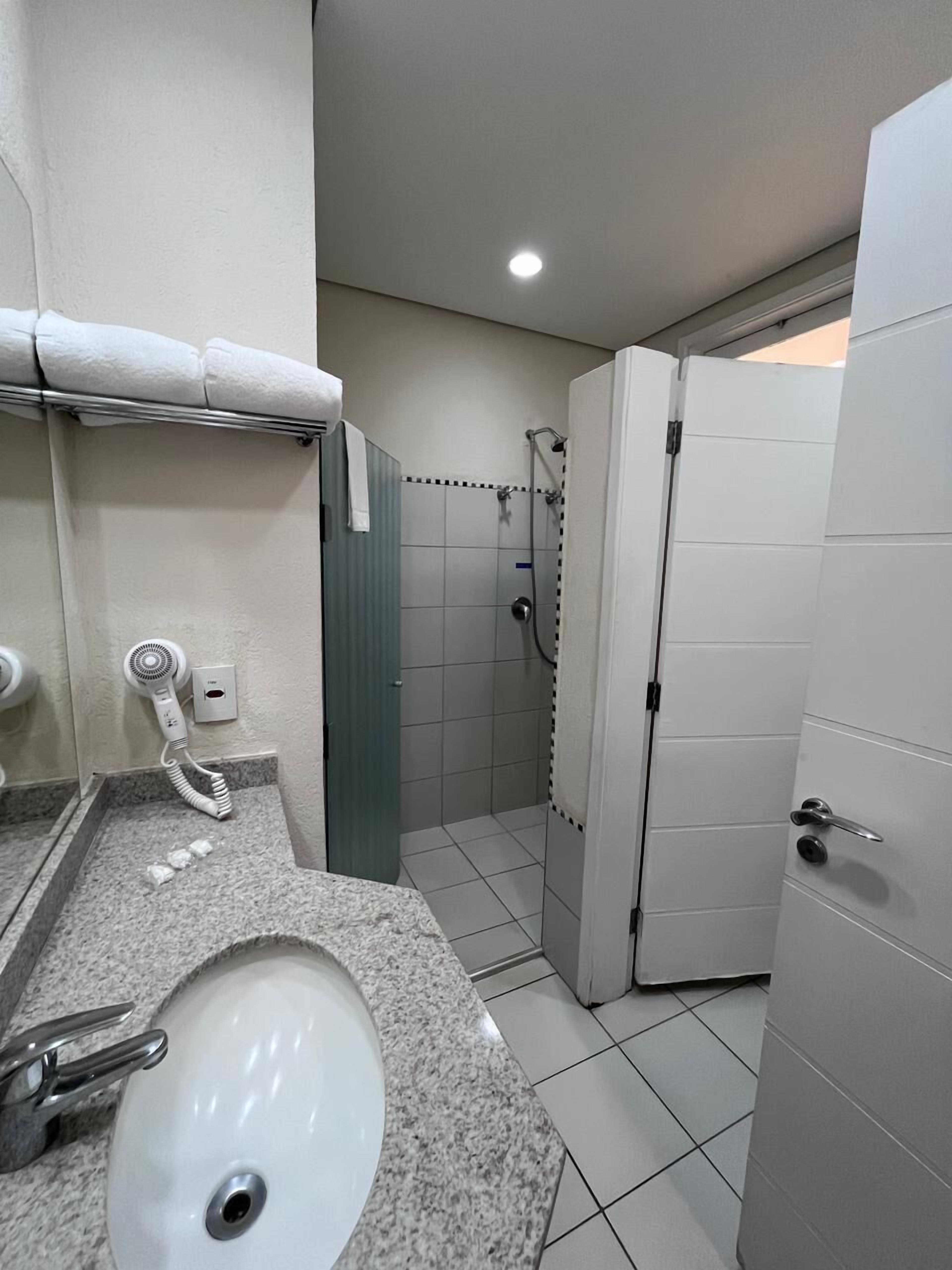 master guata | bathroom | shower, free toiletries, hair dryer, towels
