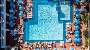 Innenpool, 2 Außenpools, Liegestühle