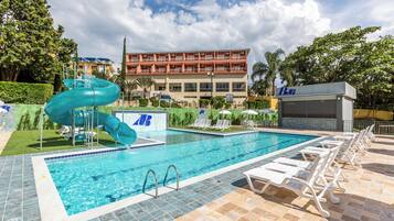 Piscina interna, 2 piscinas externas, espreguiçadeiras