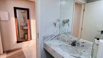 Quarto quádruplo superior | Banheiro | Chuveiro, produtos de toalete grátis, secador de cabelo