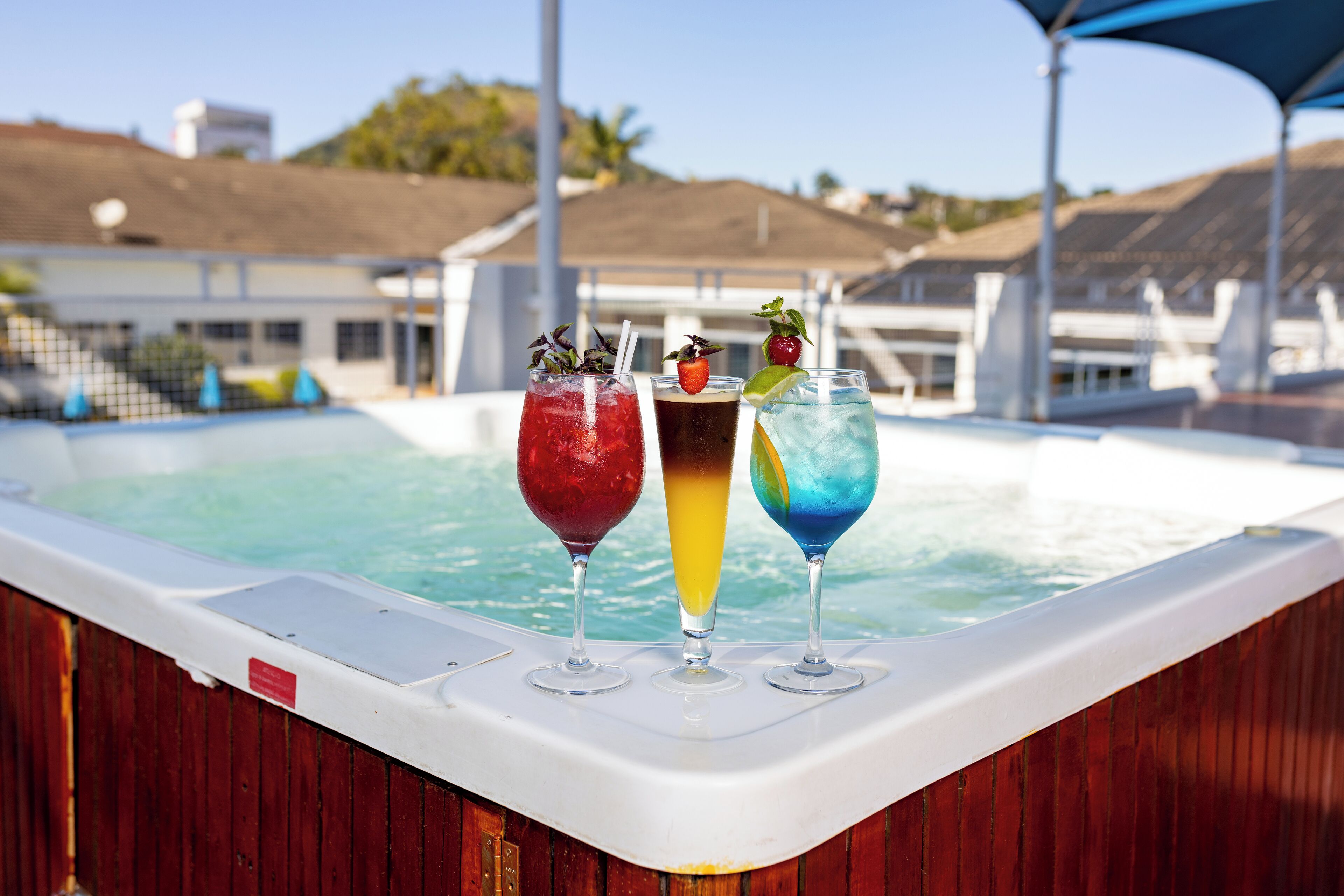 Una piscina techada, 2 piscinas al aire libre