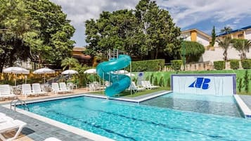 Piscina interna, 2 piscinas externas, espreguiçadeiras