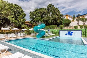 Una piscina techada, 2 piscinas al aire libre
