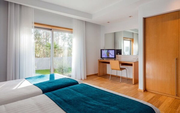 Zweibettzimmer | Minibar, Zimmersafe, Schreibtisch, schallisolierte Zimmer