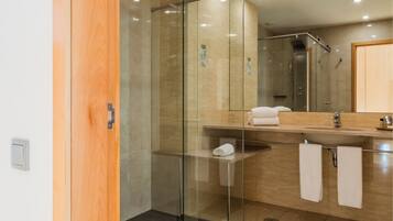 Shower, free toiletries, bidet, towels