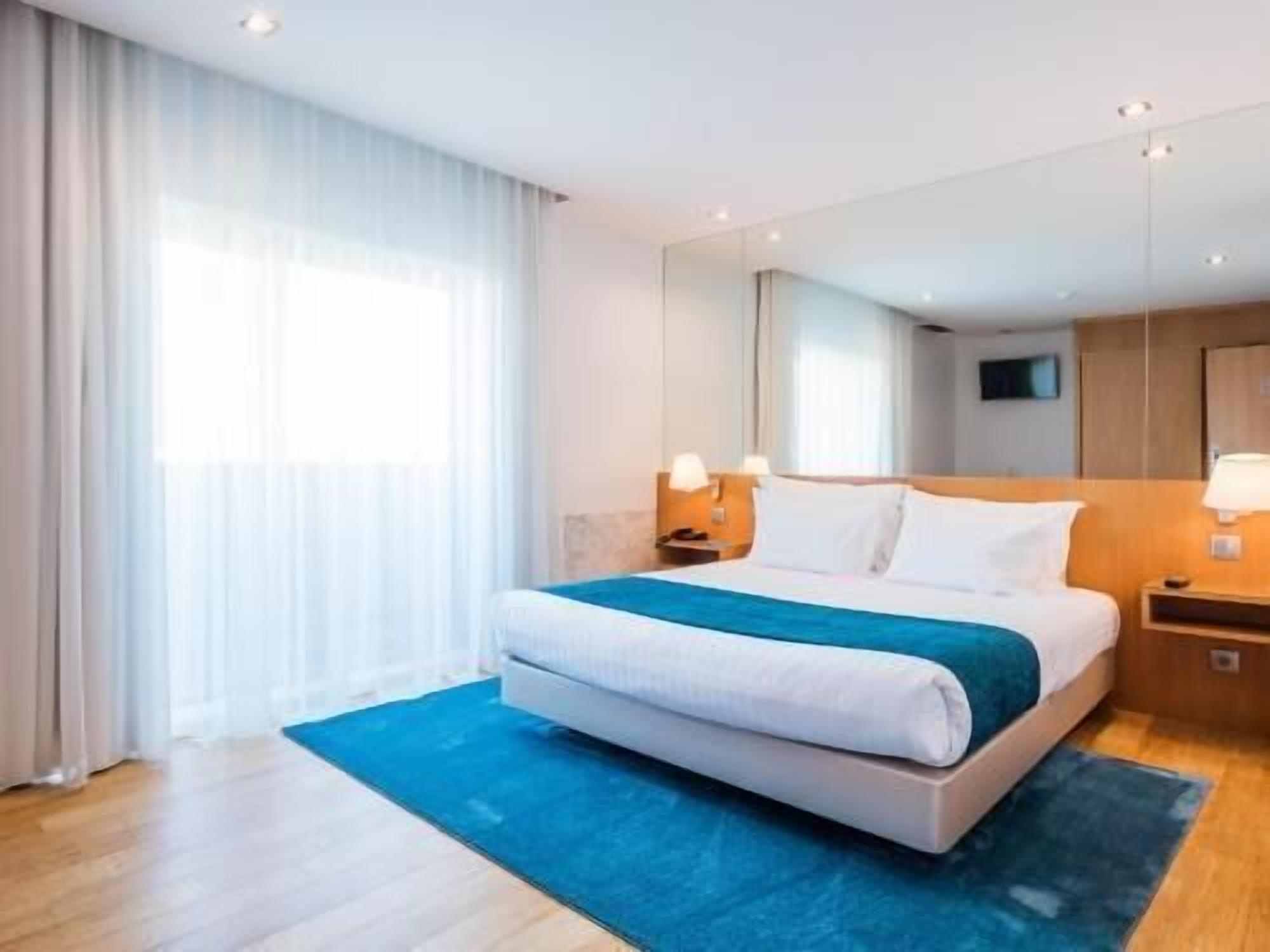 Minibar, caja fuerte, escritorio y sistema de insonorización