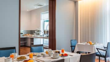 Café da manhã self-service todos os dias (EUR 14.5 por pessoa)