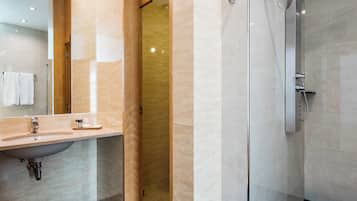 Doppelzimmer | Badezimmer | Dusche, kostenlose Toilettenartikel, Bidet, Handtücher