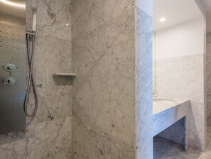 Dusche, kostenlose Toilettenartikel, Bidet, Handtücher