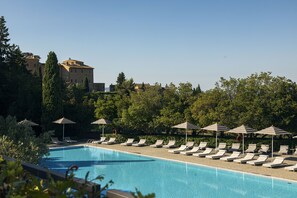 Sesongbasert utendørsbasseng, bassengparasoller og solsenger