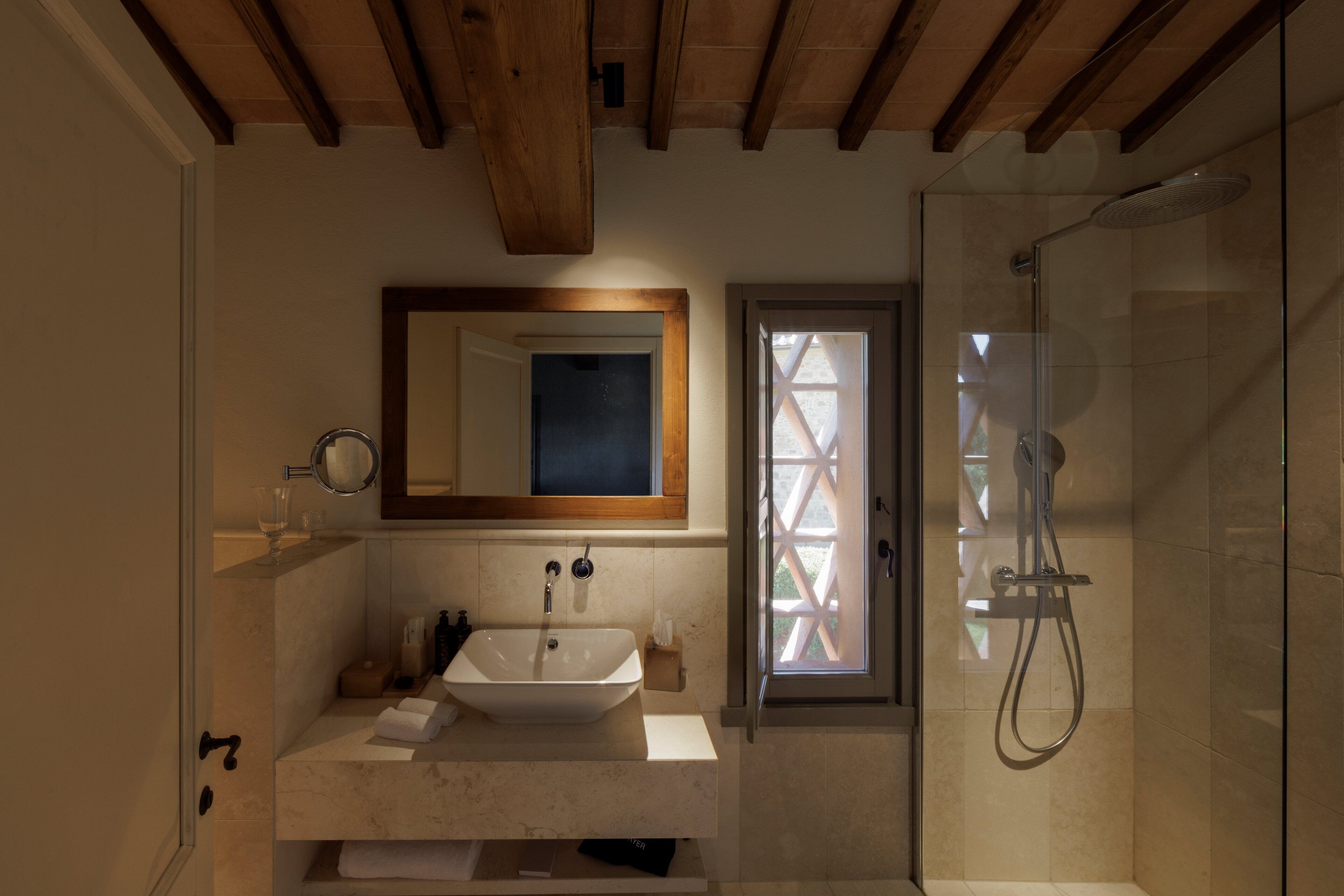 Une salle de bain avec un lavabo, un miroir et une douche.