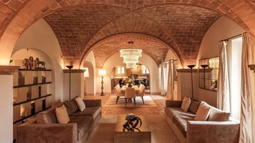 Zimmer (Casale I Bianchi) | Wohnbereich | 55-Zoll-Flachbildfernseher mit Satellitenempfang, Fernseher, Netflix